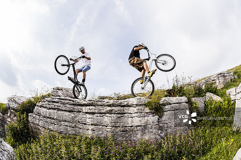 表演特技的自行车手图片素材