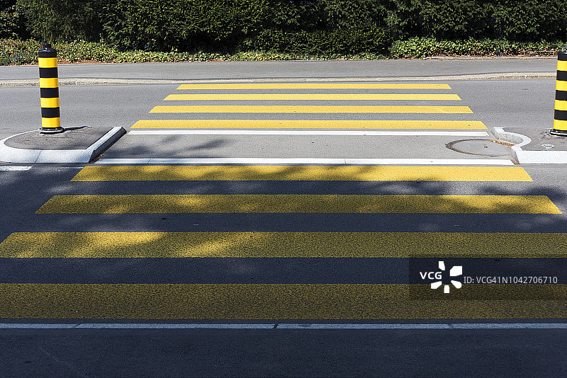 沥青路面上的黄色人行横道标志图片素材