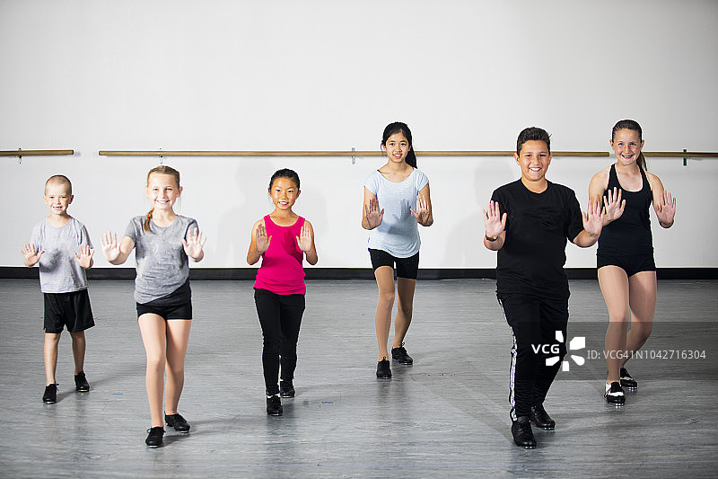 孩子们练习踢踏舞图片素材