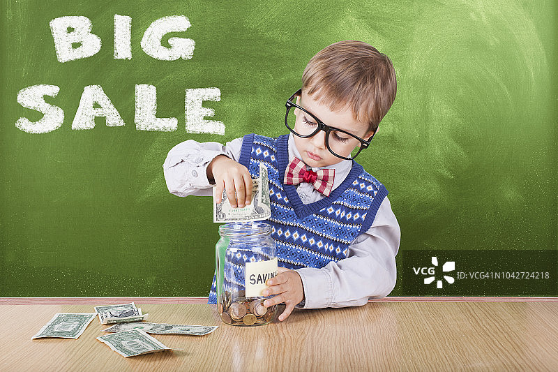 男学生存钱图片素材