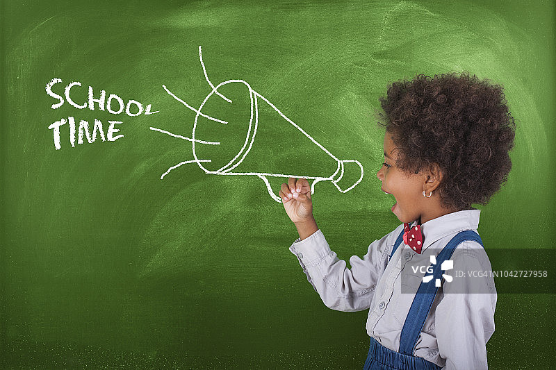 学童在学校黑板附近用扩音器尖叫图片素材