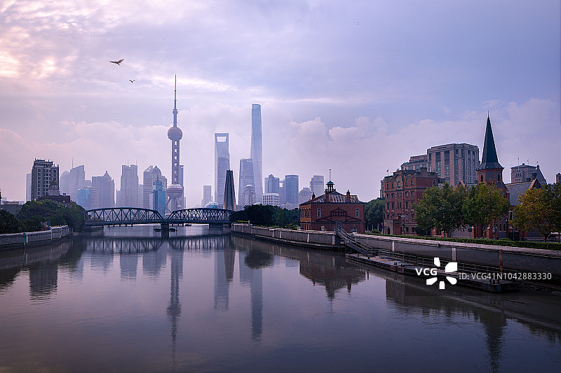 上海 Bund 和陆家嘴天际线黎明时分的倒影图片素材