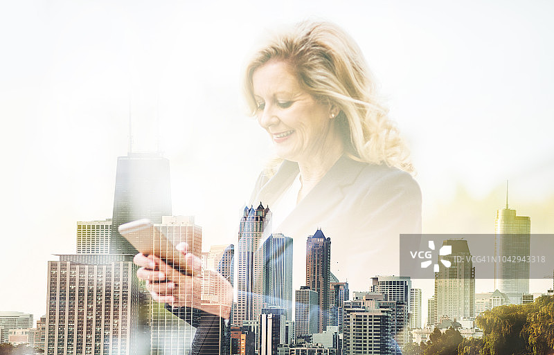 用智能手机发短信的女商人图片素材