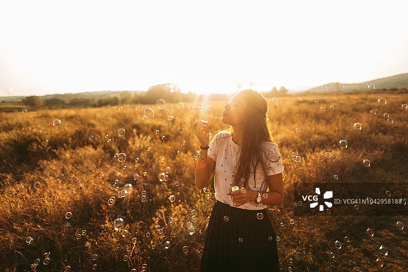 吹泡泡图片素材