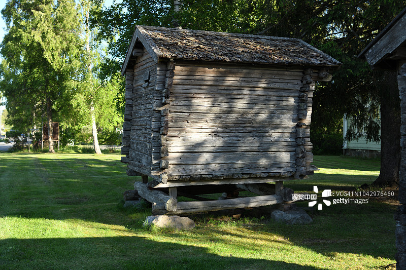 芬兰西部希曼卡的传统木制谷仓图片素材