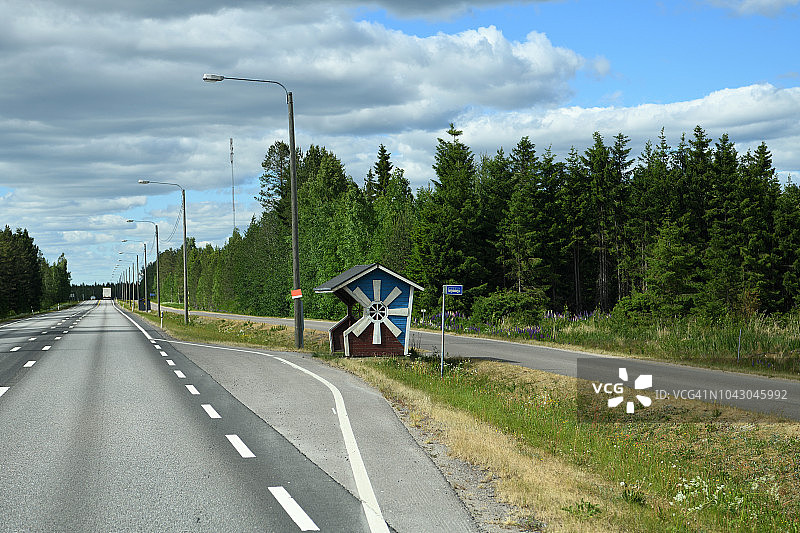 芬兰亚拉斯耶尔维的道路和巴士站图片素材