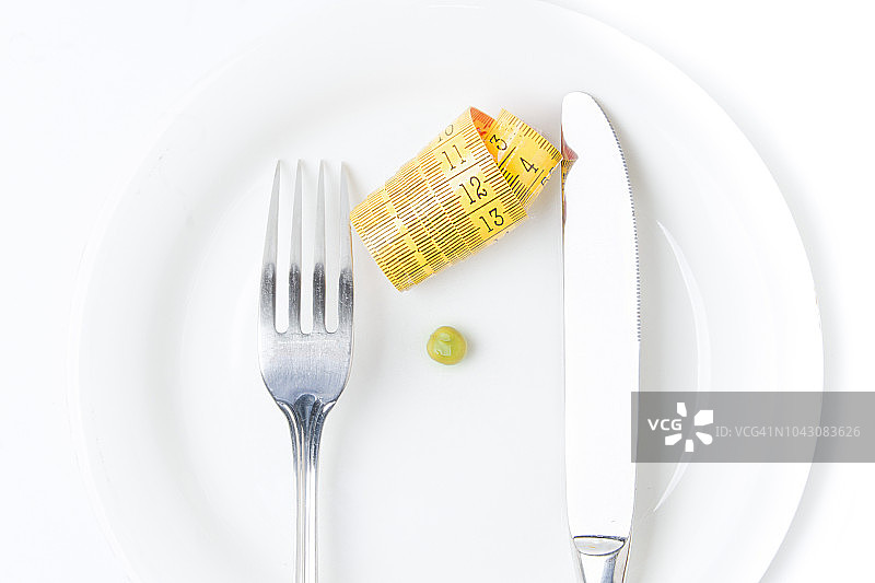 盘中绿豌豆与餐具图片素材