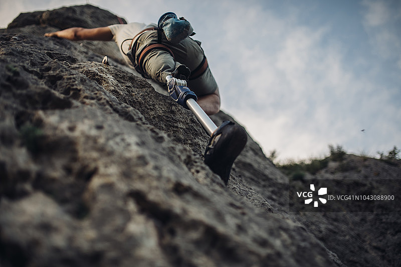 进行自由攀岩的假肢男子图片素材