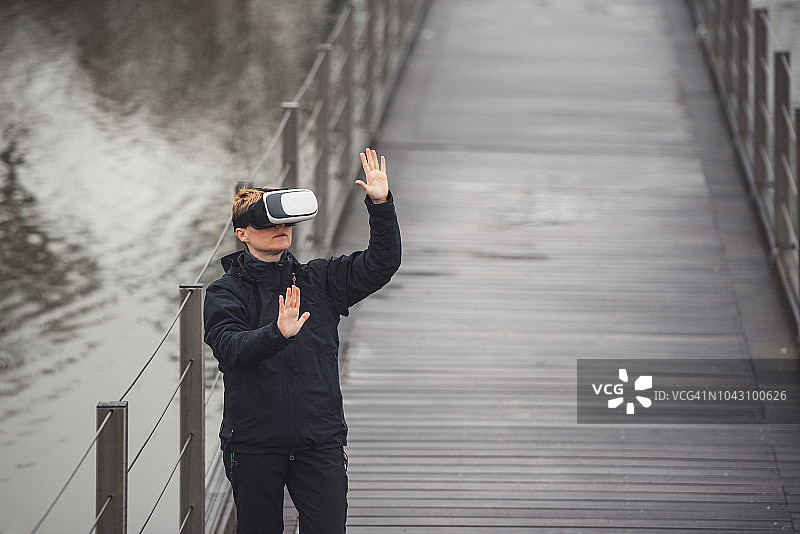 湖边的VR体验图片素材