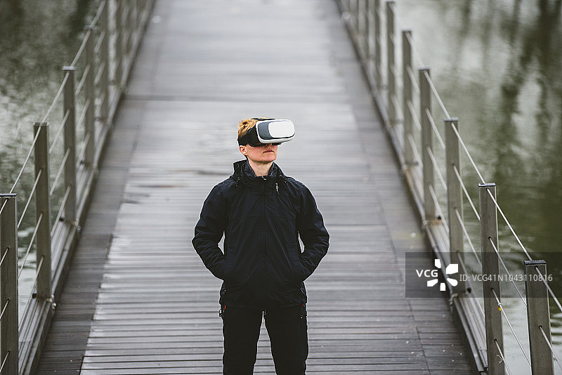 口袋里的手和VR眼镜图片素材