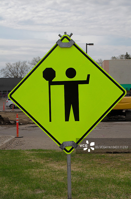 前方施工黄色警告牌图片素材