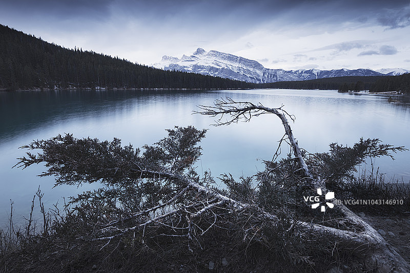 加拿大艾伯塔省班夫国家公园双杰克湖的伦德尔山图片素材