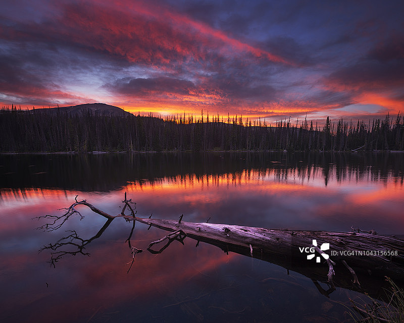 加拿大不列颠哥伦比亚省金字塔湖日落图片素材