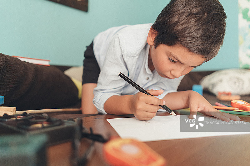 男孩画画图片素材