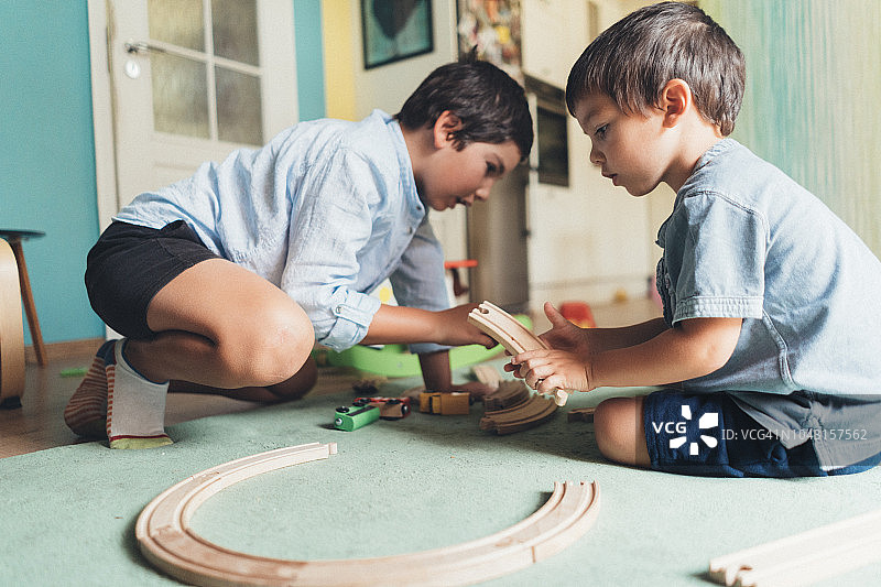 孩子们玩木制铁路图片素材