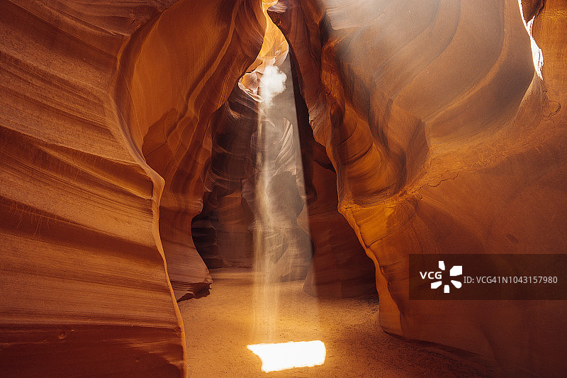 羚羊峡谷的光线图片素材