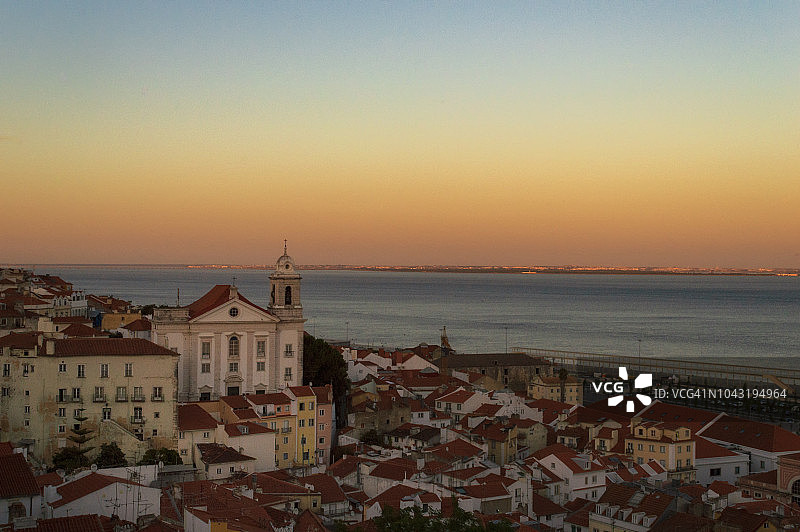 从太阳门观景点拍摄的葡萄牙里斯本全景图片素材