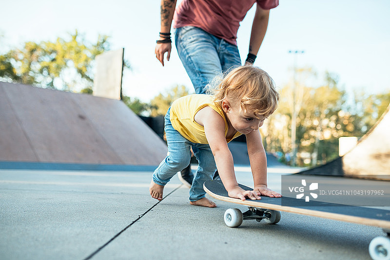 在滑板公园和儿子一起的酷爸爸图片素材