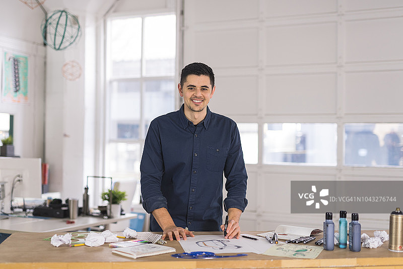 现代工作室中的艺术家肖像图片素材