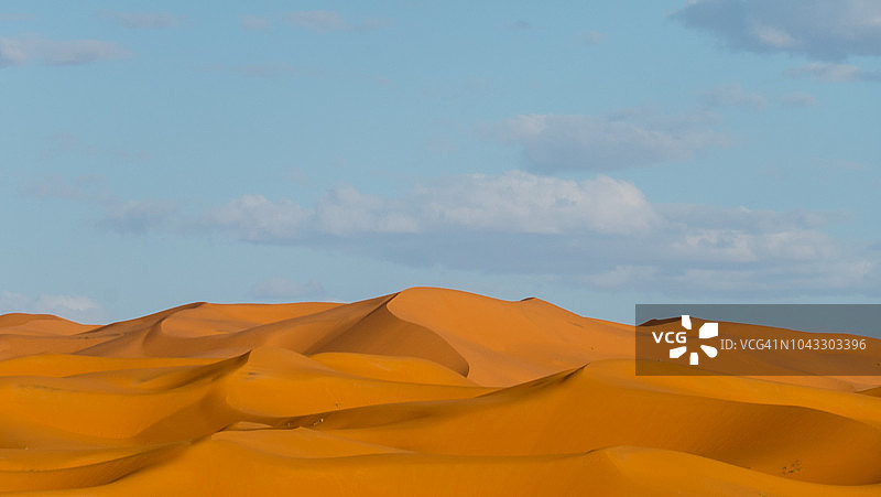 撒哈拉沙漠沙丘与天空图片素材