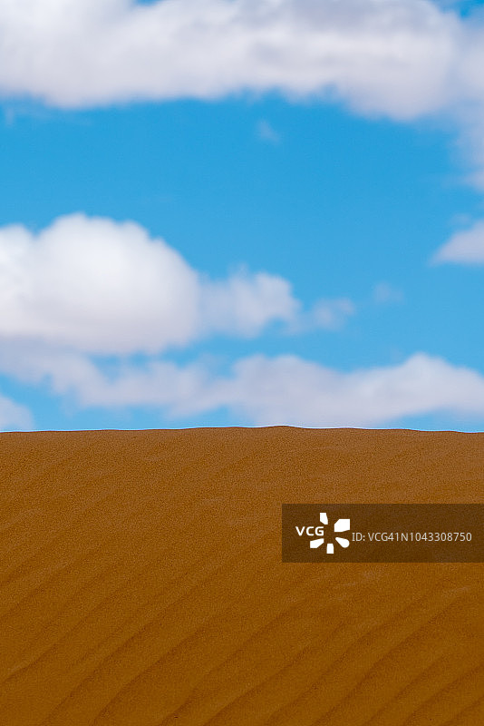 沙漠中的沙与天空：对比图片素材