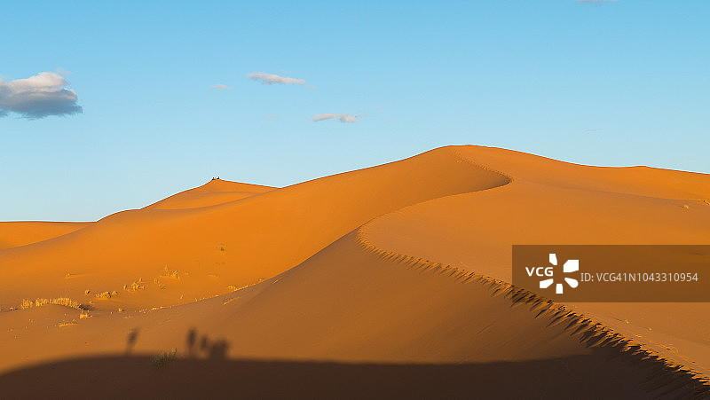 漫步撒哈拉沙漠的沙丘图片素材