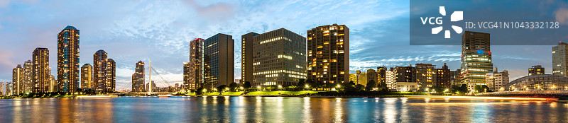 东京夜景：隅田川、摩天大楼和中央大桥图片素材