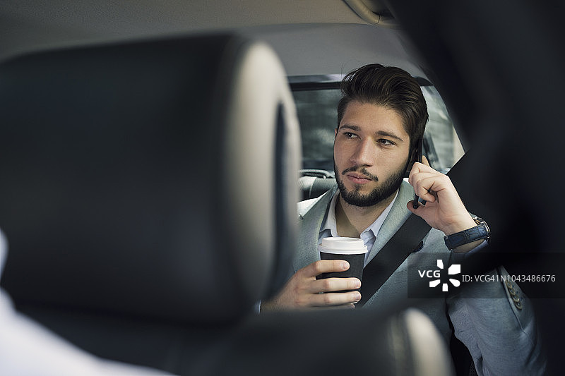 汽车旁的年轻商人图片素材