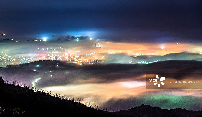 城市夜景：迷雾笼罩图片素材