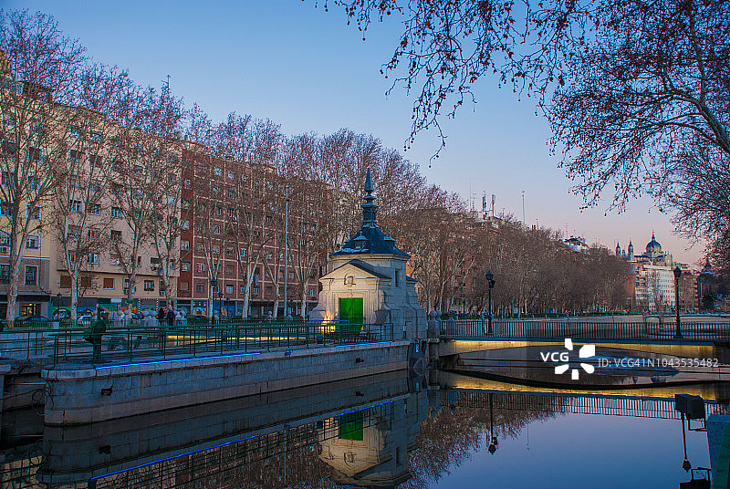 暮光下的堰图片素材