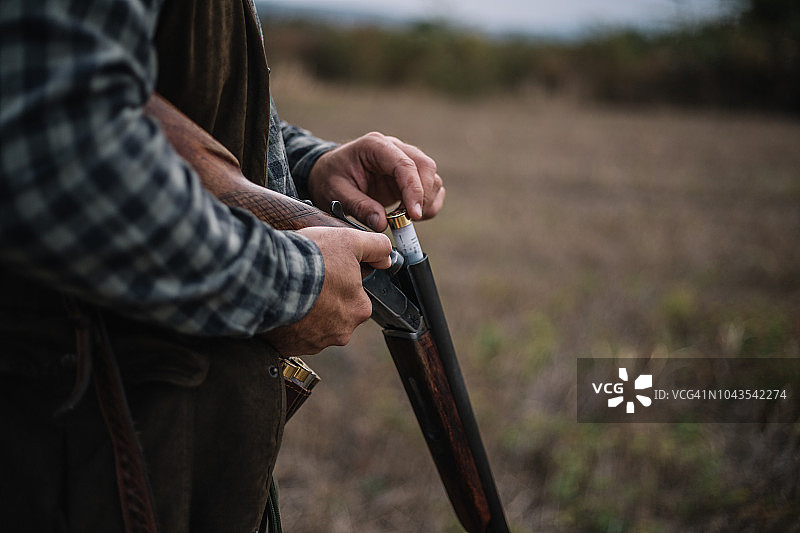 双管猎枪装弹图片素材