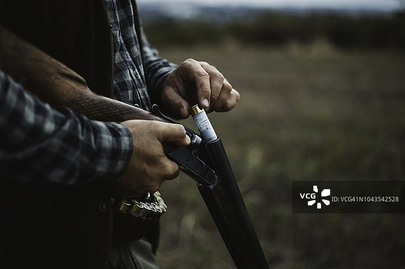 双管猎枪装弹图片素材