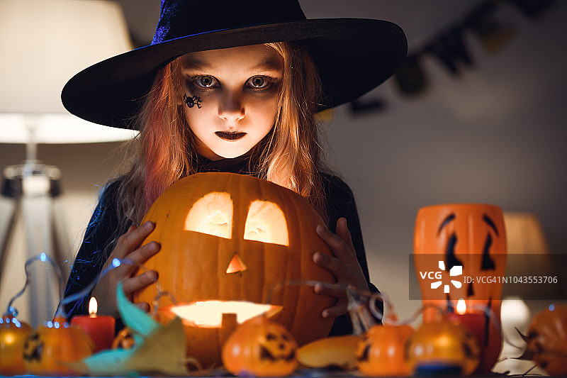 小女巫图片素材