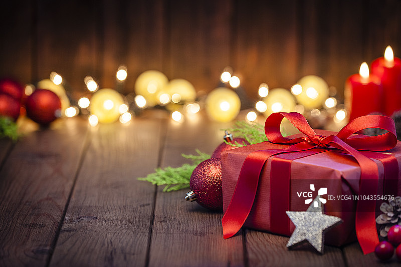 乡村木桌上的红色圣诞礼品盒图片素材