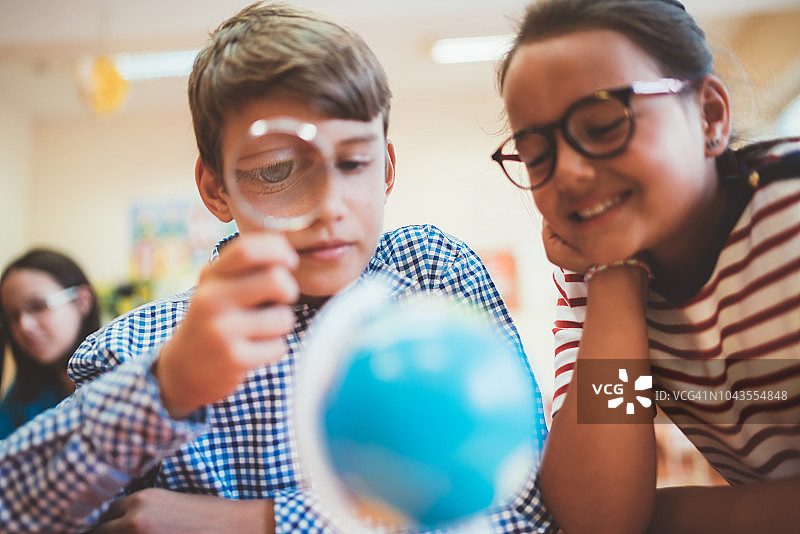 学校里学习地理的孩子们图片素材