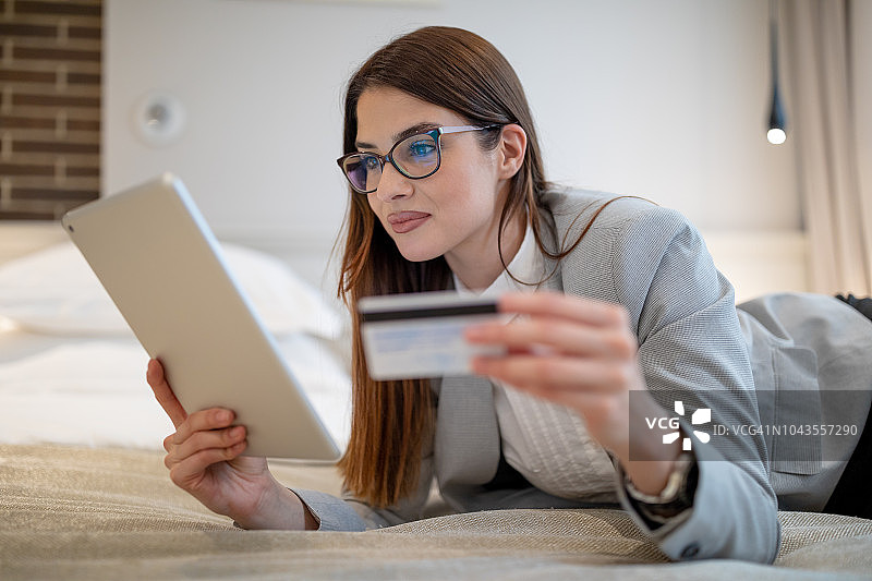 在家网购的微笑年轻女子图片素材