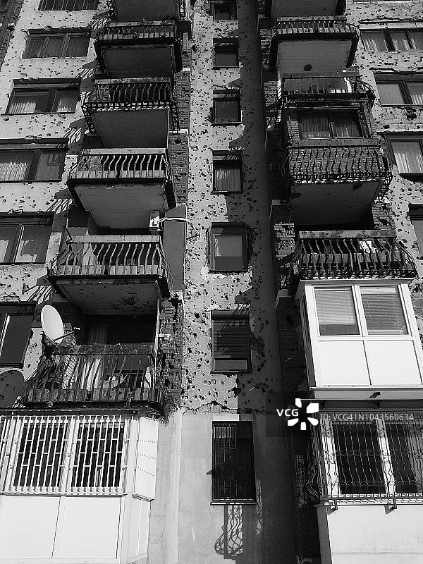 被战争炮弹损坏的公寓楼图片素材