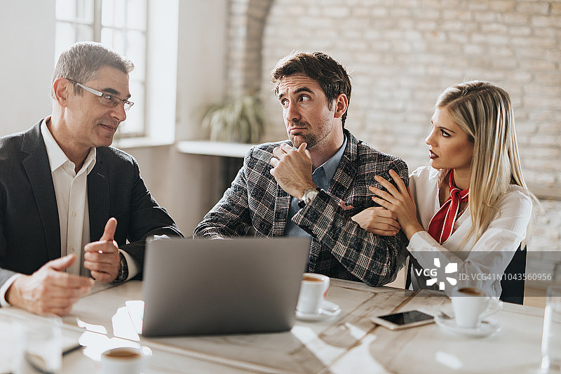 嗯，我不太相信他的故事！图片素材