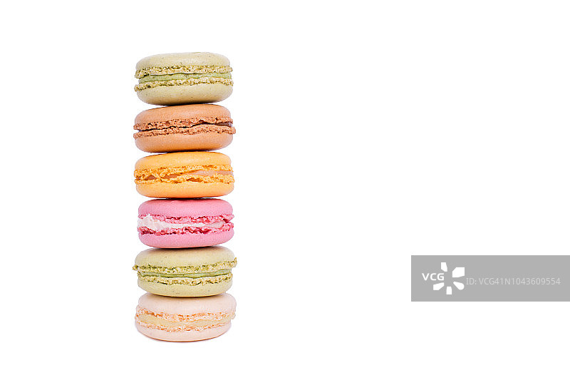 白色背景上的彩色马卡龙饼干图片素材