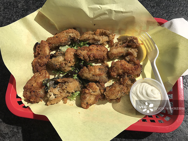 香炸手工裹面包屑的牡蛎小吃图片素材