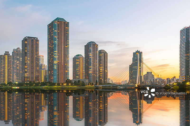 东京隅田川夜景及中央大桥图片素材