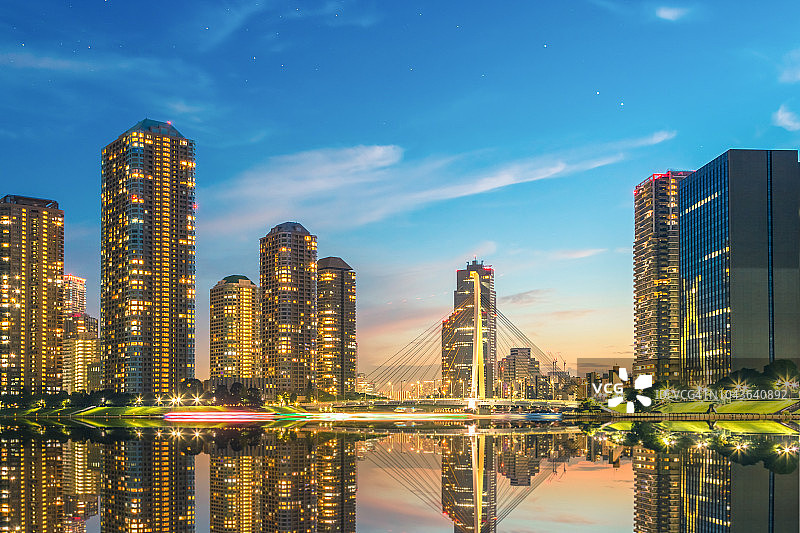 东京城市夜景：隅田川上璀璨的中央大桥与摩天大楼倒影图片素材