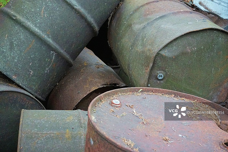 野外生锈的旧化工桶全画幅图片素材