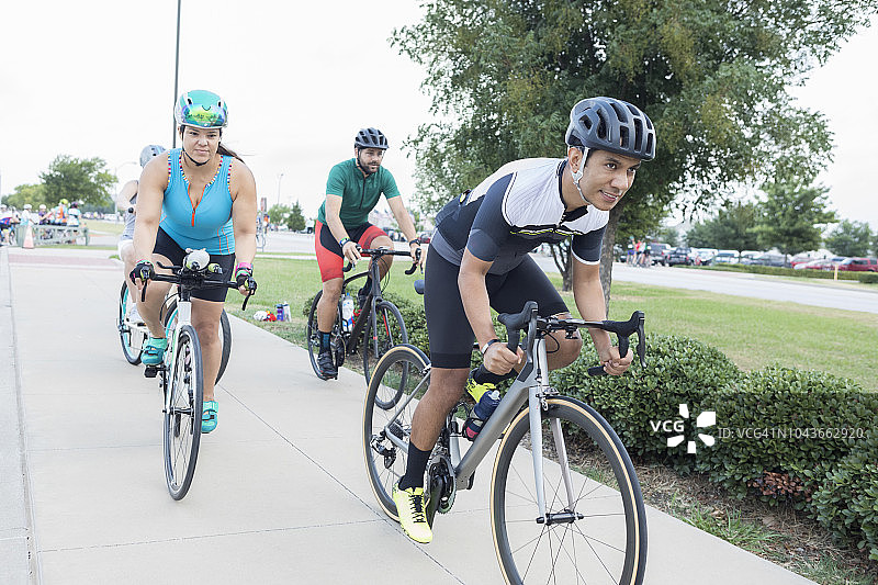 一群自行车手参加慈善自行车比赛图片素材
