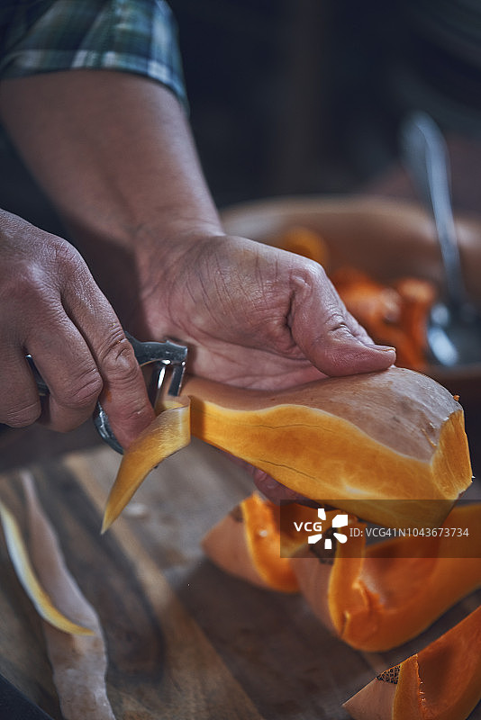 准备胡萝卜西兰花菠菜南瓜羹图片素材