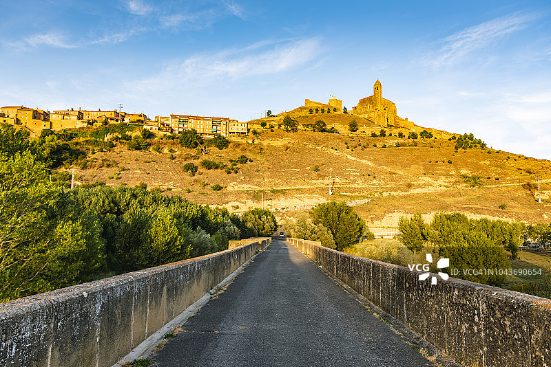 从埃布罗河上的石桥看圣维森特德拉松谢拉图片素材