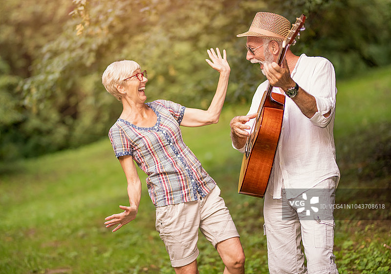 快乐的老年夫妇在户外享受乐趣图片素材