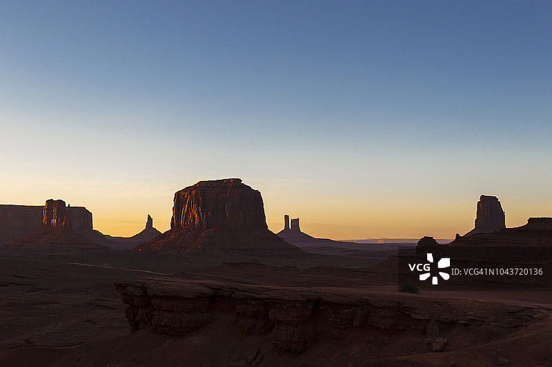 美国亚利桑那州纪念碑谷的约翰·福特观景点日落图片素材