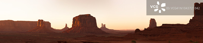 亚利桑那州纪念碑谷约翰·福特角日落全景图片素材