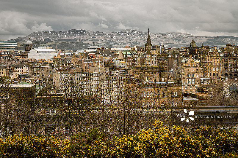 从卡尔顿山俯瞰爱丁堡图片素材